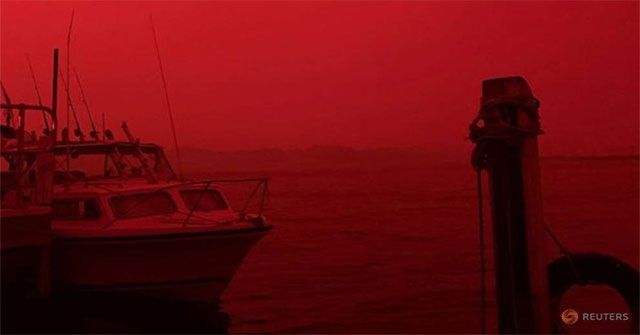 A terrible forest fire caused the sky in Australia to turn black as ink at noon