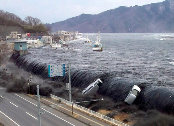 Accurate tsunami warning thanks to marine vessels