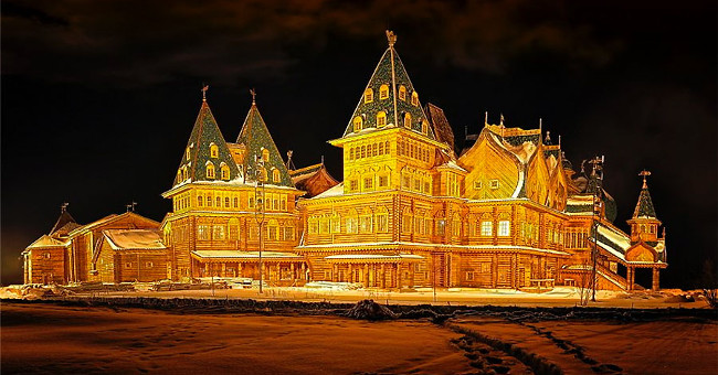Admire the beautiful summer palace in Russia
