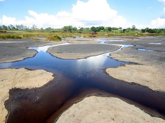 Admire the surreal scene in the world's largest tar lake
