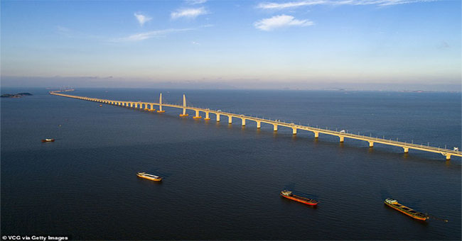 Admire the world's longest sea crossing bridge: 55km, $ 18 billion in China