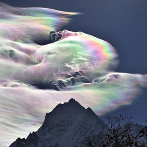 Amazing phenomenon: Rainbow clouds appear on Mount Everest
