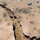 Amazingly the ground suddenly cracked in Mexico