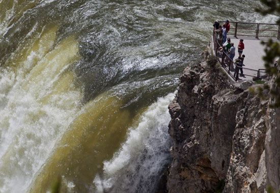 America: oil leaks 40km long on the river