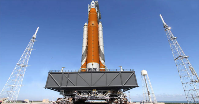 America postponed the test flight of the spacecraft carrying people to Mars