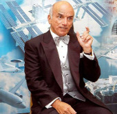 American billionaire will take people to Mars