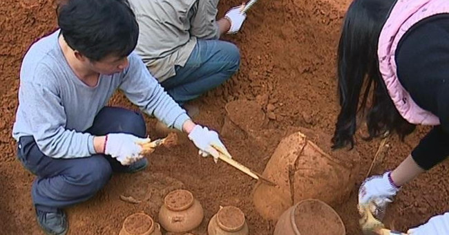 Ancient tomb 2,000 years next to the silk road on the sea