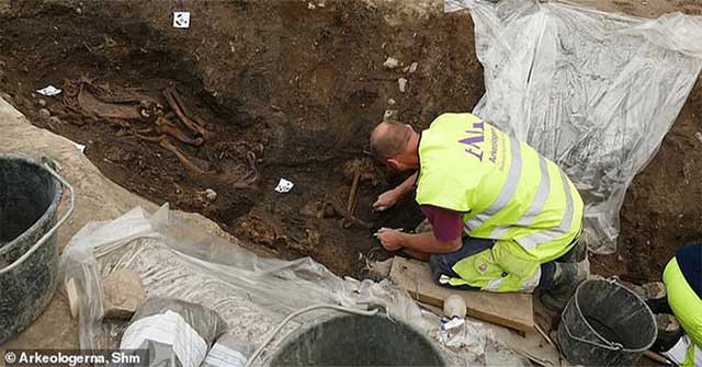 Ancient tombs of thousands of years carry the form of 'dead boat'