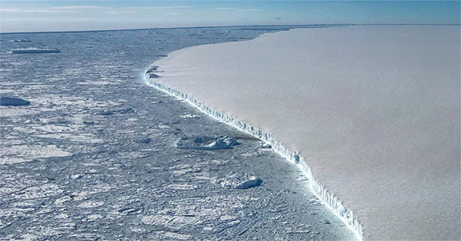 Antarctic ice disappeared 2700 billion tons during the last 25 years