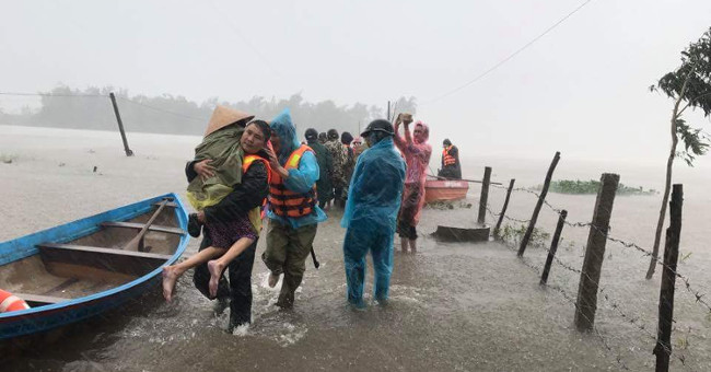 Appearing low pressure area on the Gulf of Thailand, the Central continued heavy rain