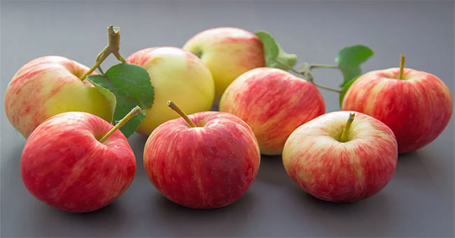Apples are extremely good for health but not everyone knows how to eat properly