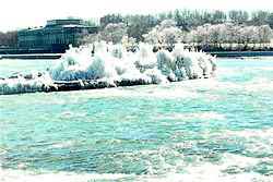Argentine waters: Two large icebergs appear