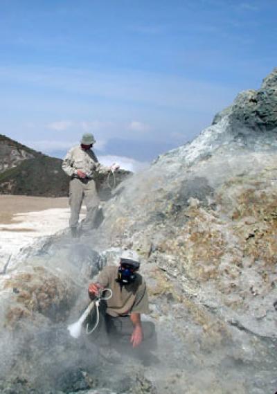 Around the strangest volcano in the world: The origin of carbon lava is revealed