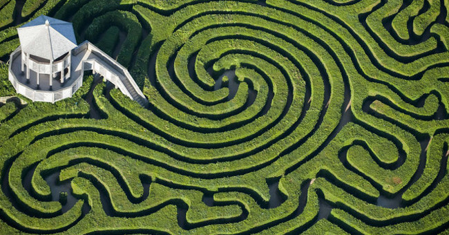 Artificial intelligence defeats the humans in the maze game