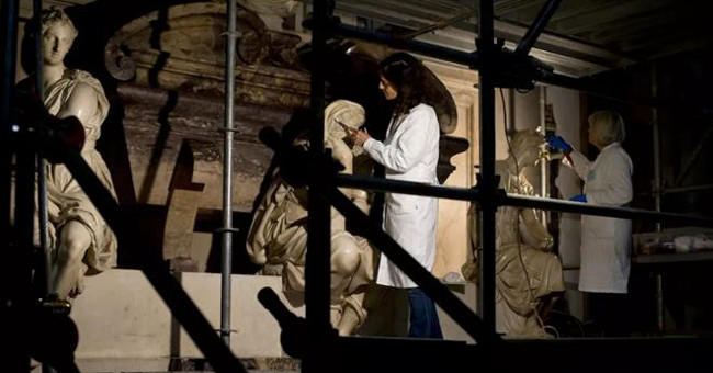 Attempt to restore the tomb of the famous sculptor Michelangelo