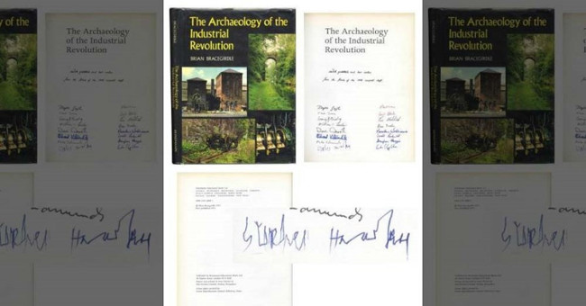 Auction for the final hand signature of the physical prince Stephen Hawking
