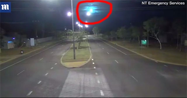 Australia: The meteor glows down, the earth shakes like an earthquake