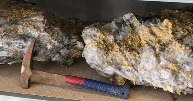 Australian miners found two gold-bearing rocks worth 11 million USD