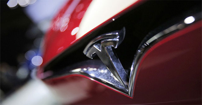 Auto-autopilot feature on Tesla cars saves owners from accident in a narrow way