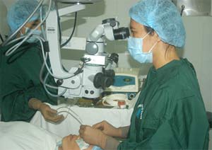 Automatic corneal transplantation for eye patients