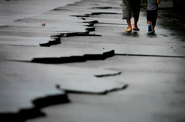 Automatic detection and repair of cracks in the road