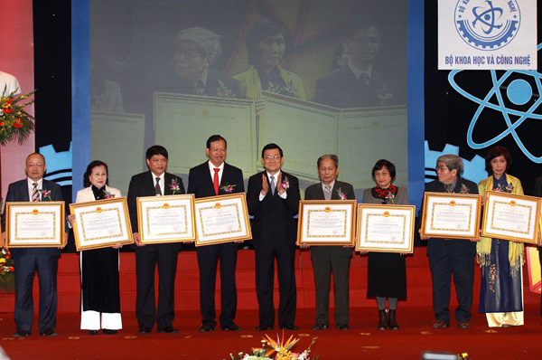 Awarding the 5th round of Ho Chi Minh Prize and the State Prize on Science and Technology