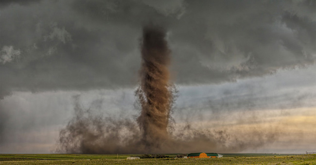 Award-winning photos of National Geographic Photo Contest 2015