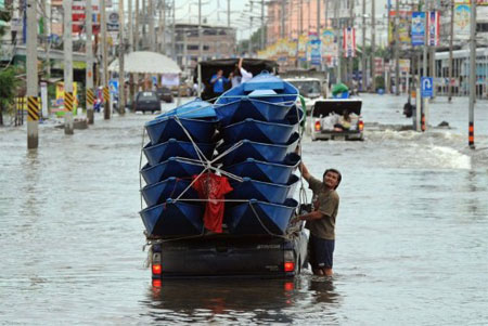 Bangkok people panicked because of flooding alarms