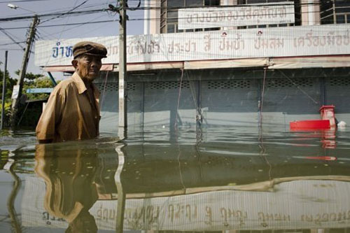 Bangkok prepares to flood