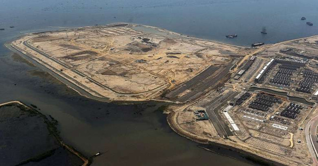 Barrier to prevent the Indonesian capital from building a school against flooding
