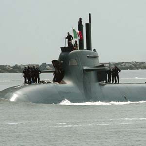Battery-powered submarine