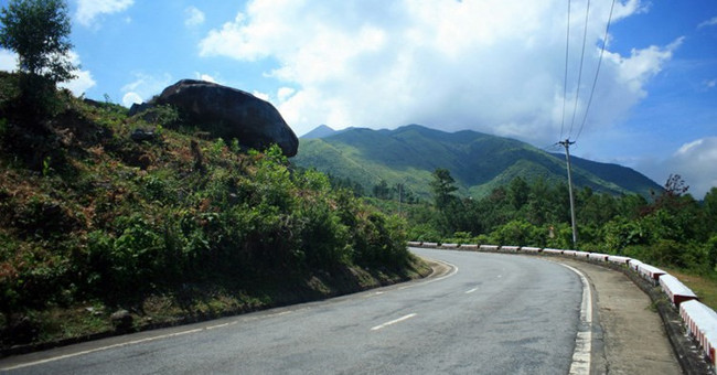 Be overwhelmed by the irresistible beauty of Hai Van Pass