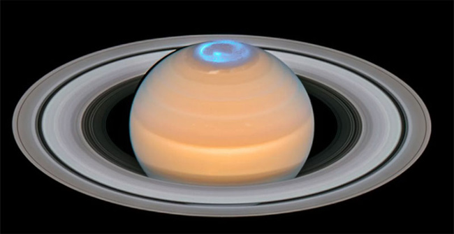 Beautiful aurora at Saturn's north pole