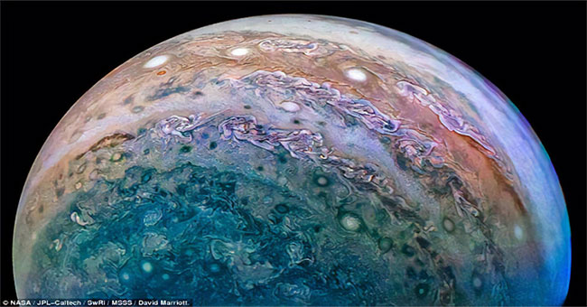 Beautiful sea of ​​Jupiter clouds smells hard to smell