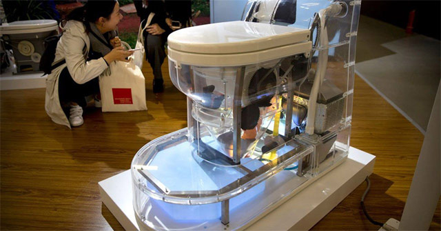 Bill Gates' new style of toilet: No water needed, no waste left to smell, can separate water from feces