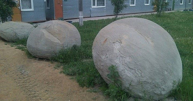Blocks of Jurassic pearls change color when it rains in Siberia