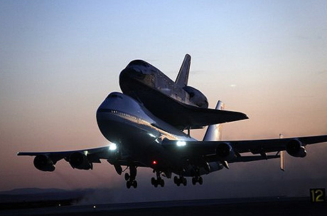 Boeing 747 carries Discovery to Florida