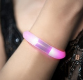 Bracelet connects wirelessly with smartphone