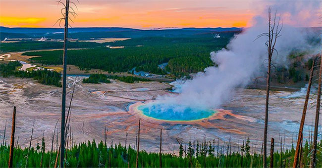 Broad cracks at the world's most active volcano - what do experts say?