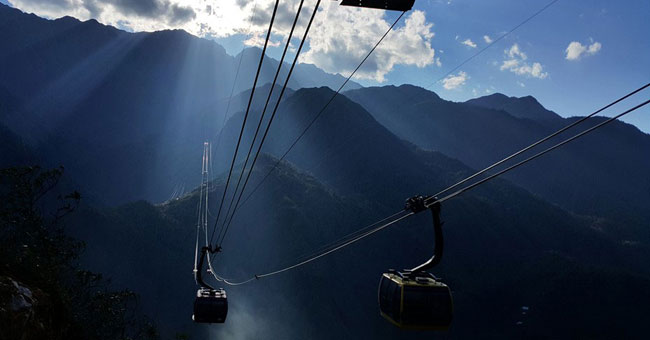 Cable car system up Fansipan peak reached 2 world records