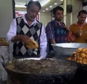 Can we put our hands in a pan of boiling oil without burns?