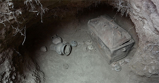 Cars crumbling, falling to the ancient tomb 3,400 years