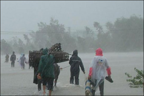 Central: Many boats are in distress, stuck in the sea