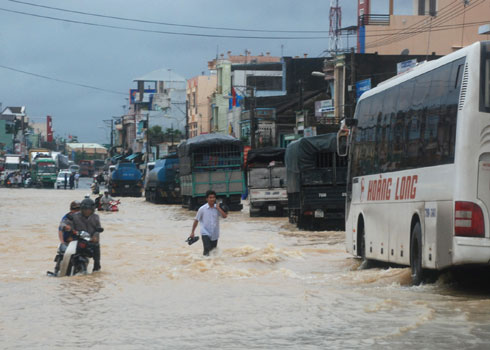 Central Vietnam buried in the flood