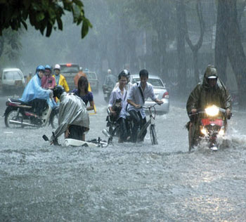 Central Vietnam overcomes flood, the North receives a new cold wave