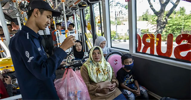 Change plastic bottles to get bus and city tickets and clean and reduce traffic jams