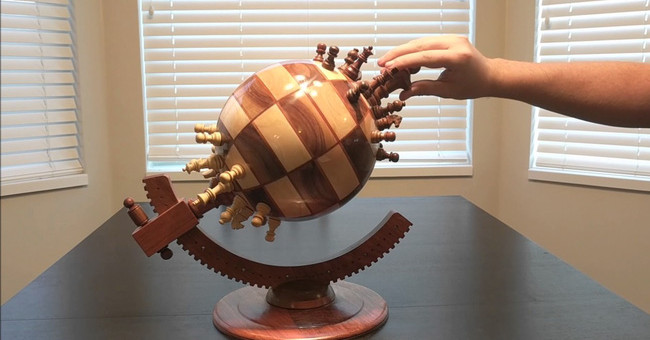 Chess board is extremely unprecedented unprecedented: designing a sphere and using magnets to control chess pieces