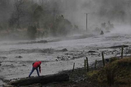 Chilean volcano makes the river