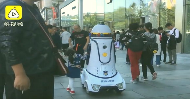 China first brought police robots to patrol, everyone was afraid but ...