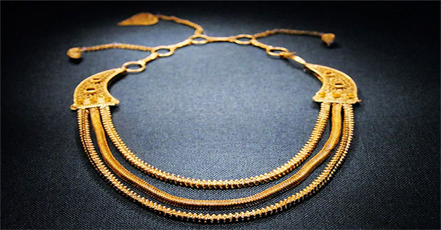 China: Found an 800-year-old gold necklace in a wreck